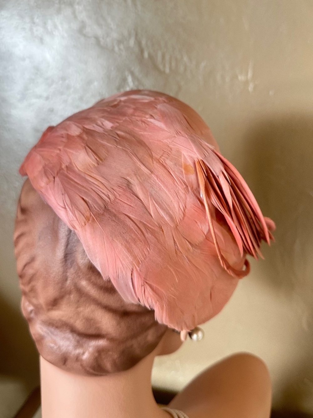 ELEGANT 1950s' PINK FEATHER COCKTAIL HAT WITH BEADED JEWEL - Picture 5 of 12